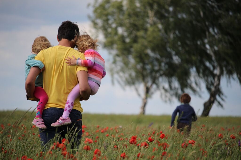 Father and kids Juliane liebermann O R Ku3 Aqnsw unsplash