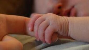 Baby holding mothers hand 0 2