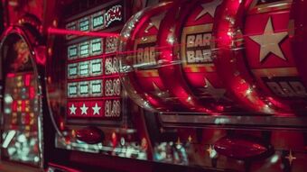 Gambling machines red 2 7