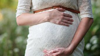 Pregnant mum white dress 3