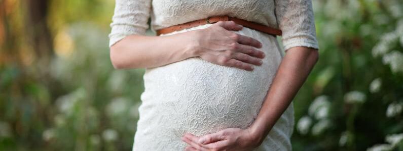 Pregnant mum white dress 3
