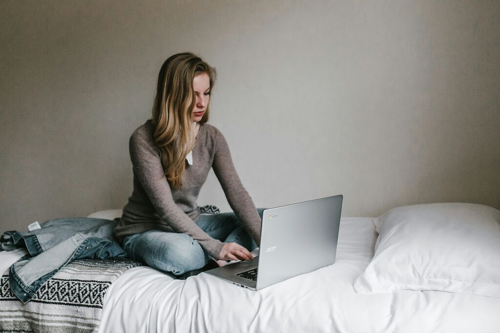 Woman laptop bed